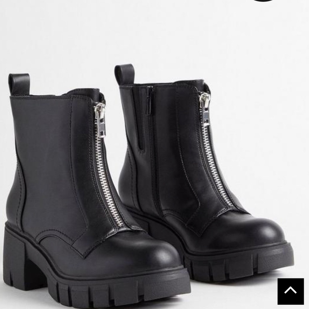 Size 8.5WW Torrid front Zip Chelsea Boots